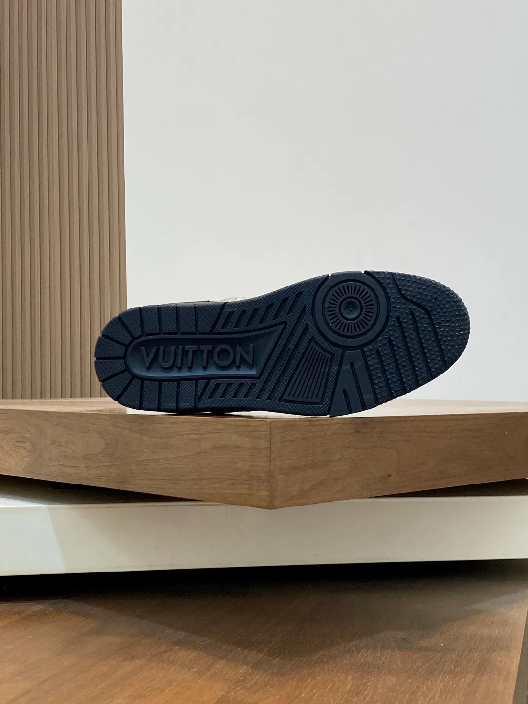 💰900 LV TRAINER python pattern sneakers for men are shipped. The early version of the LV Vuitton World official website is made of gorgeous python pattern stitched together in different parts. Creative inspiration drawn from retro basketball shoes continues the classic style and incorporates colorful natural patterns to create this new sneaker. The side is decorated with the Vuitton logo, the tongue and heel are decorated with LV letters, and the classic rubber outsole is decorated with Monogram flowers. Needless to say, the comfort of Lujia's shoes is very masculine! Completely packaged! Size: 39-40-41-42-43-44 standard leather shoe size (38/45/46 can be customized and does not support returns or exchanges)